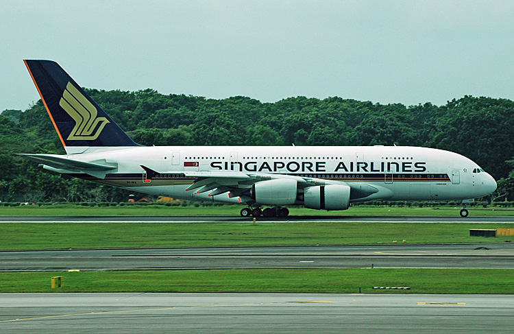 SIA_Airbus_A380,_9V-SKA,_SIN_19_a