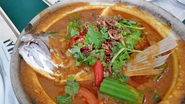 1024px-Fish_head_curry_peranakan_z_a